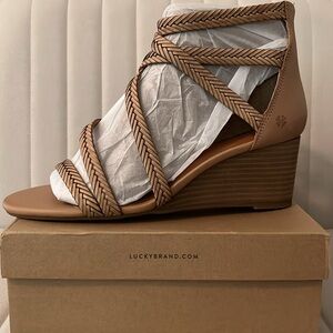NEW! Lucky Brand summer wedge sandal.